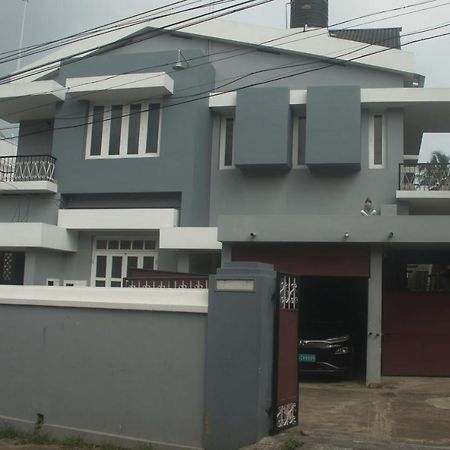 Bed And Bath For 1-8 People Hotel Thiruvananthapuram Exterior foto