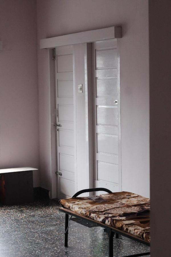 Bed And Bath For 1-8 People Hotel Thiruvananthapuram Exterior foto
