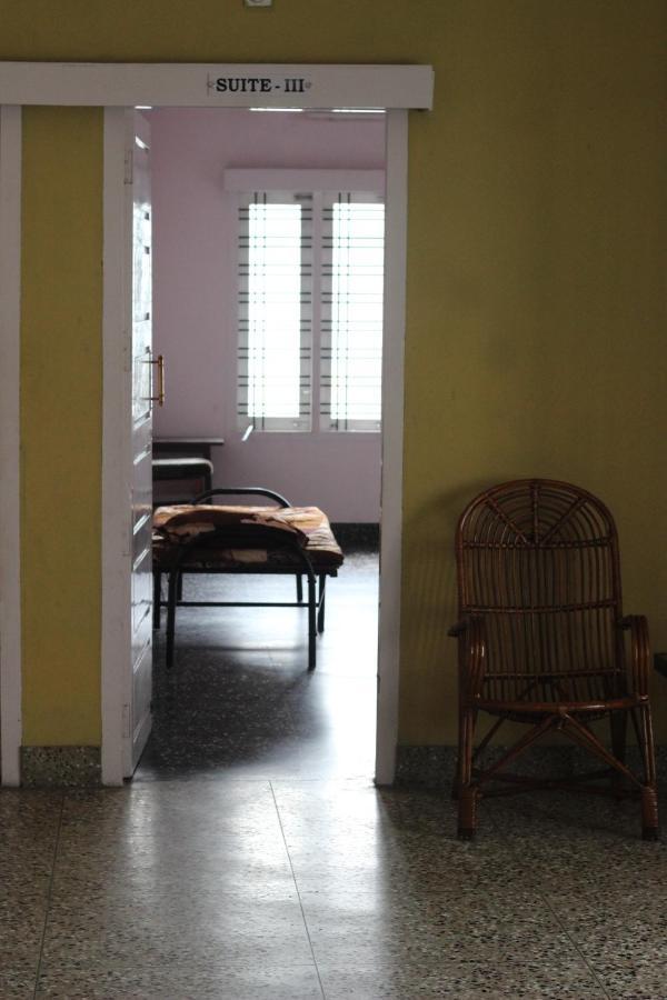 Bed And Bath For 1-8 People Hotel Thiruvananthapuram Exterior foto