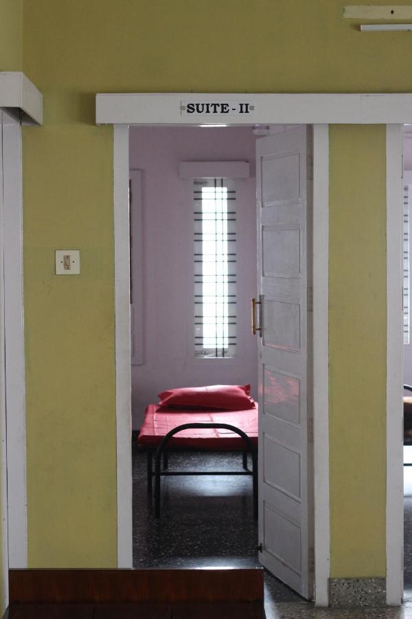 Bed And Bath For 1-8 People Hotel Thiruvananthapuram Exterior foto