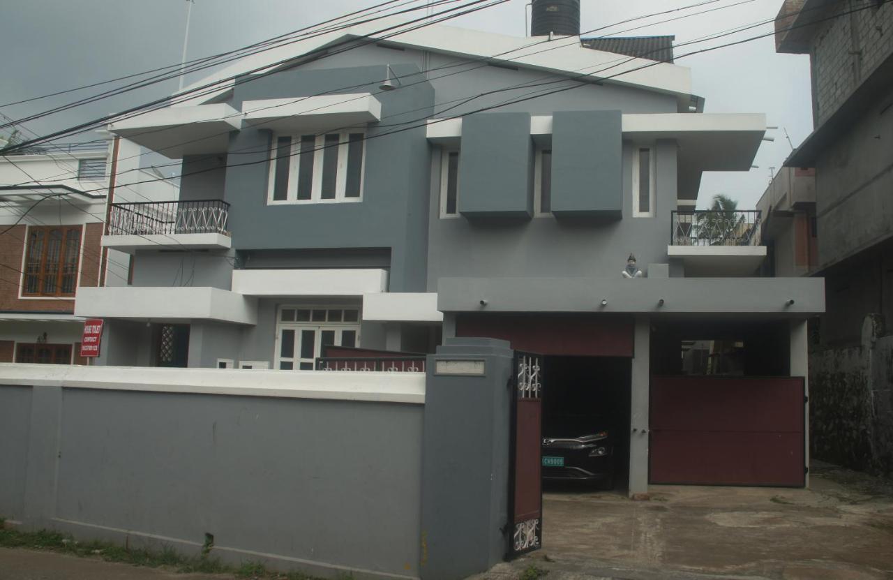 Bed And Bath For 1-8 People Hotel Thiruvananthapuram Exterior foto