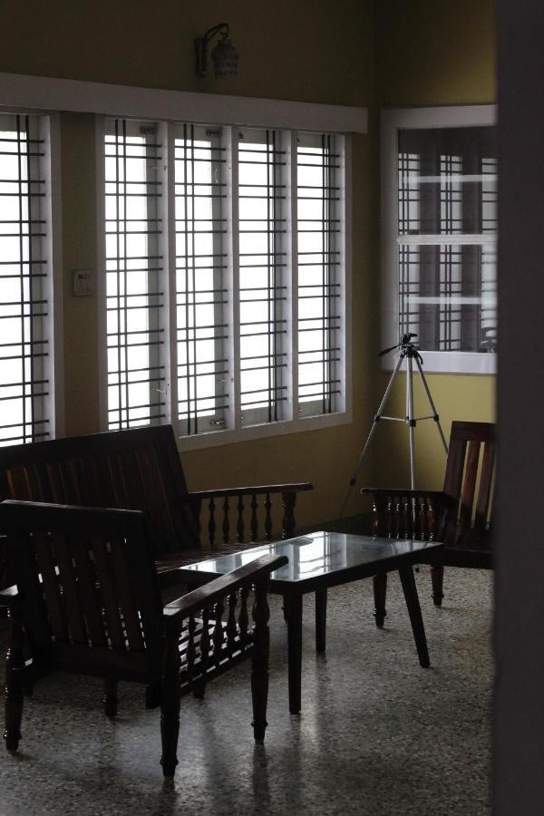 Bed And Bath For 1-8 People Hotel Thiruvananthapuram Exterior foto