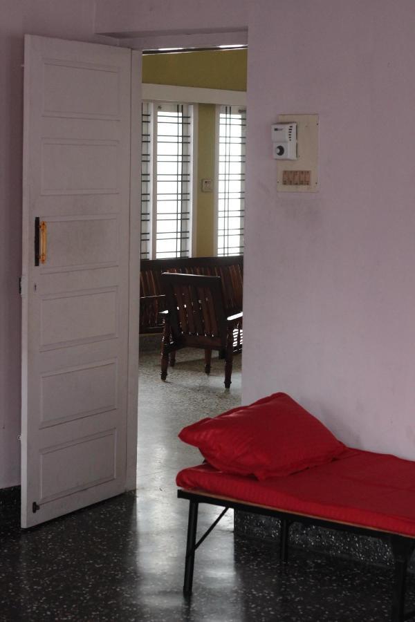 Bed And Bath For 1-8 People Hotel Thiruvananthapuram Exterior foto