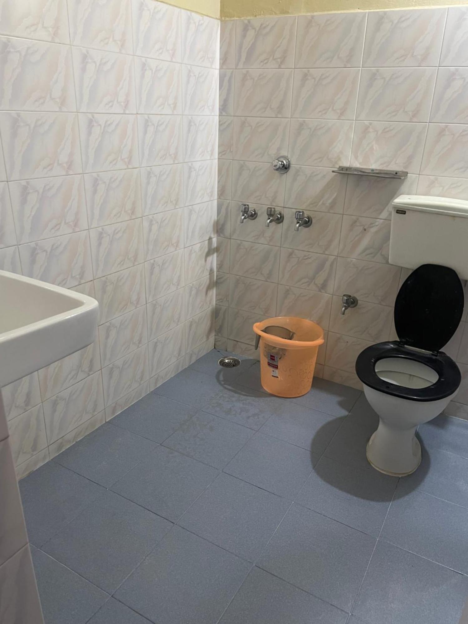 Bed And Bath For 1-8 People Hotel Thiruvananthapuram Exterior foto