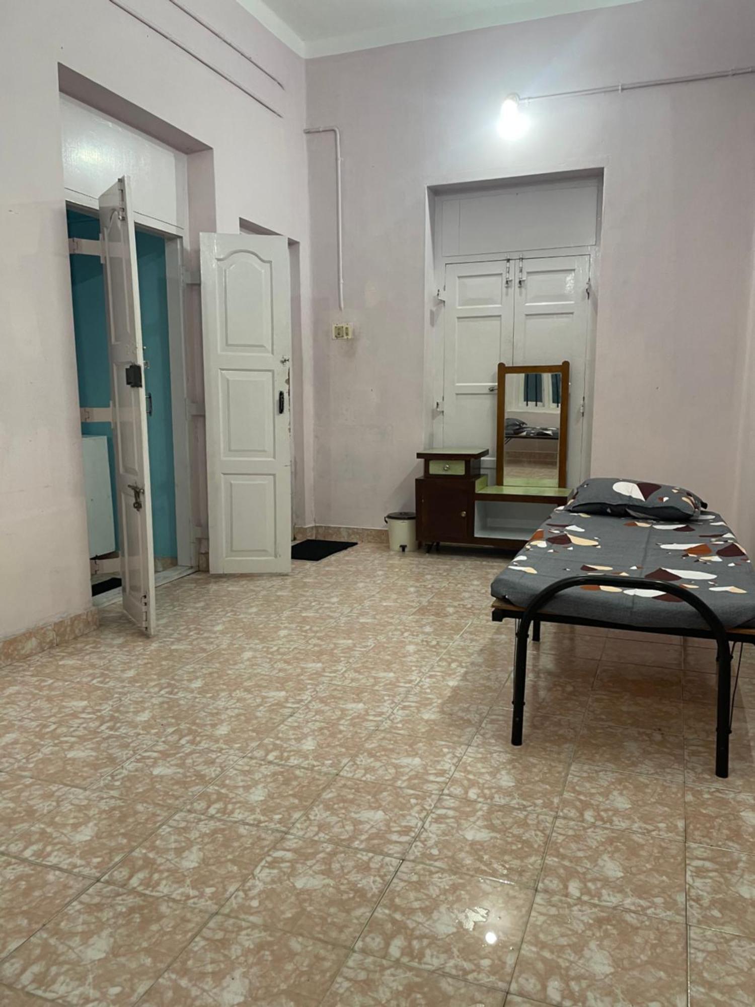 Bed And Bath For 1-8 People Hotel Thiruvananthapuram Exterior foto