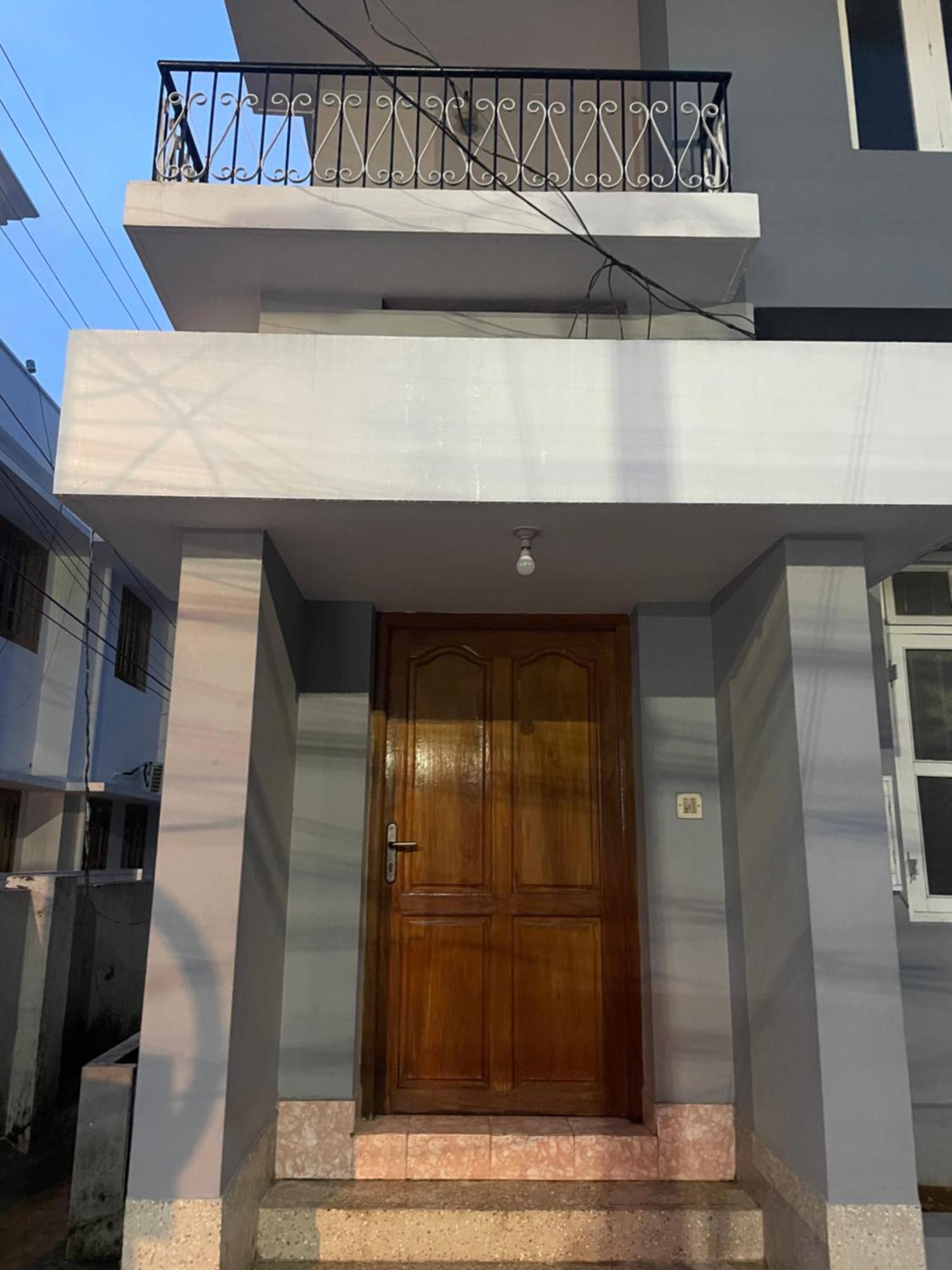 Bed And Bath For 1-8 People Hotel Thiruvananthapuram Exterior foto